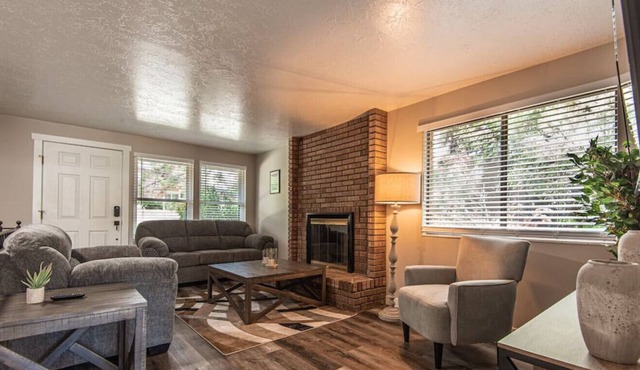 Spacious Renovated Home Perfect for Big Fam/Groups
