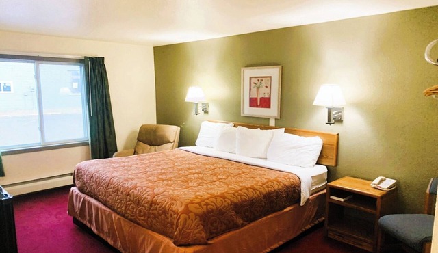 Spacious Room w/Essentials Close to Great Dining & Local Bars – Explore Staples in Staples