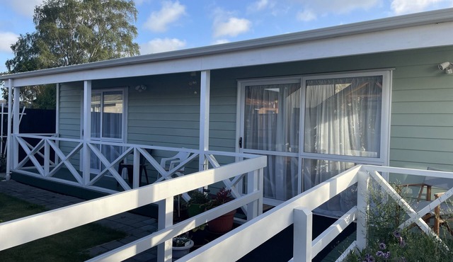 Spacious sunny cottage (airport close, family, pet friendly, disability access) in Christchurch