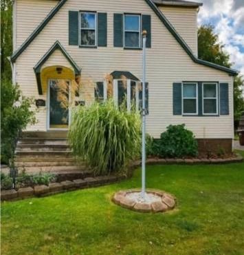 Spacious Three Bedroom Parma Home Sleeps six Near Cleveland in Parma
