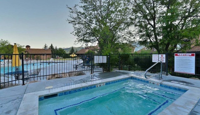 Spectacular mtn & creek views, private deck