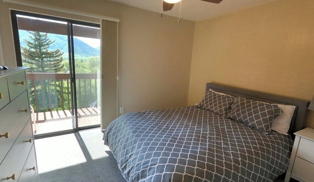 Spectacular mtn & creek views, private deck