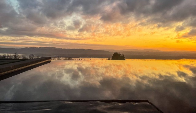 Spectacular Views With Infinity Pool in Washougal