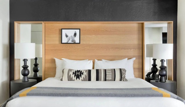 Standard King, Gravity Haus, Heated Pool, Steps from Ski Lifts