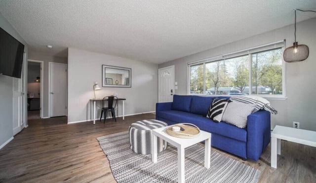 #StayInMyDistrict Vancouver Near Shopping & Dining in Vancouver