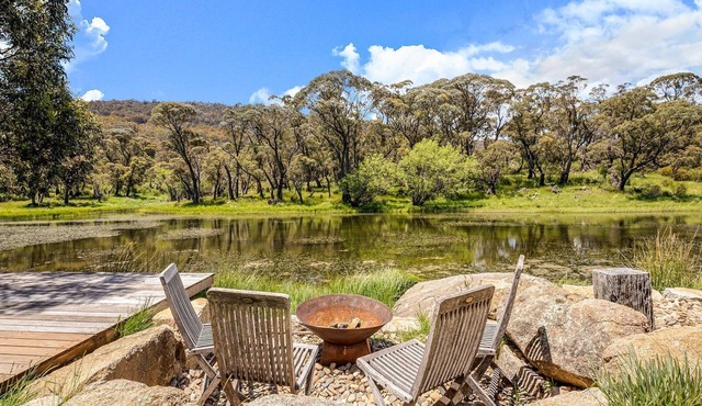 Stillwater Chalet B - Amazing Lakefront 2BR Chalet l BBQ l Gym l Tennis l Indoor Pool in Crackenback