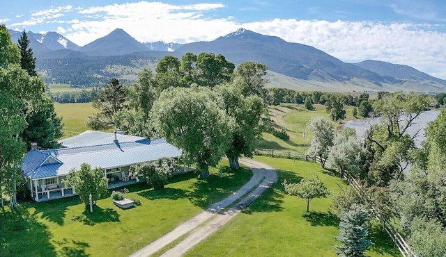 Stoneflower Cottage · Rustic Romance & privacy along the Yellowstone