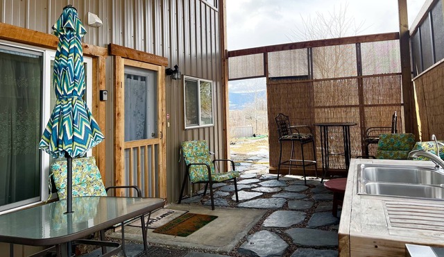 Studio apartment stunning views near hot springs!