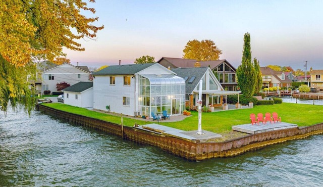 Stunning Lake Views | Sleeps 9 | Harrison Twp in Harrison Township