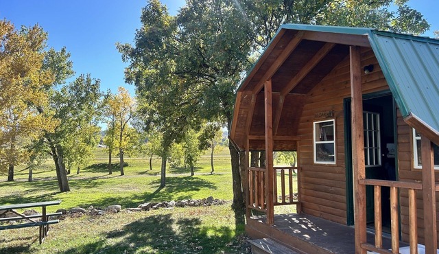Sturgis SD Cabin Queen Bed. Near Downtown, Deadwood, Mt. Rushmore & Black Hills Motorcycle Rides in Sturgis
