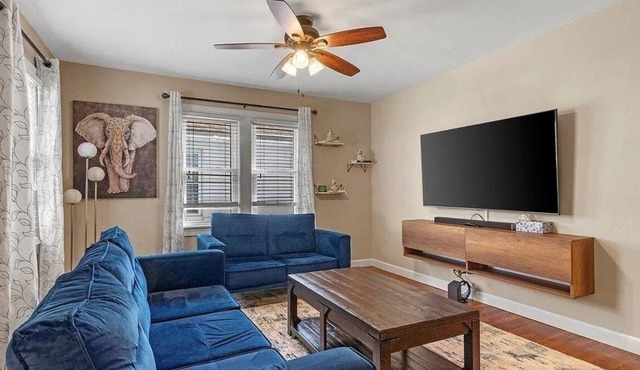 Stylish 2BR/2BA Retreat - Comfort & Convenience in Springfield in Springfield