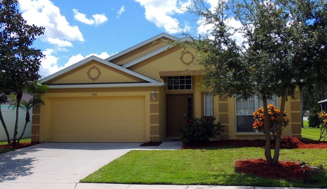 Stylish Lakefront Villa with South Facing Pool. A short drive to fine beaches. in Bradenton