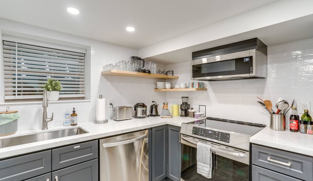 Stylish Seattle Apt w/Sauna: 6 Mi to Downtown! in Seattle