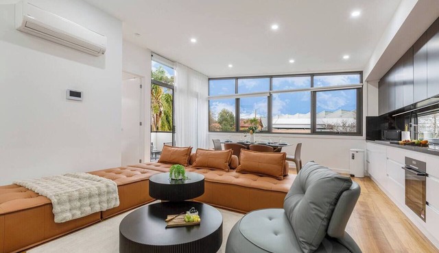 Stylish Williamstown 3BR | Beach, CBD & Museum in Williamstown North