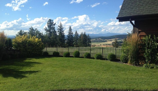 Suite Getaway at Green Bluff w/hot tub, BBQ, private garden and views!
