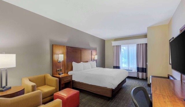 Suite with Relaxing Atmosphere Near Boyd Lake State Park + Breakfast and Pool in Johnstown