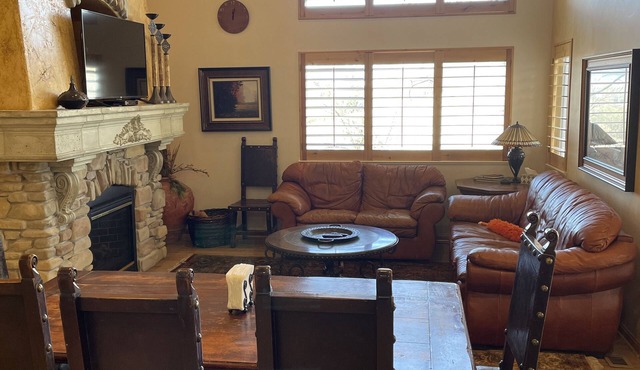 Summer fun! Luxury 5 bdrm townhome, private hot tub, sleeps 16! Weekly discount