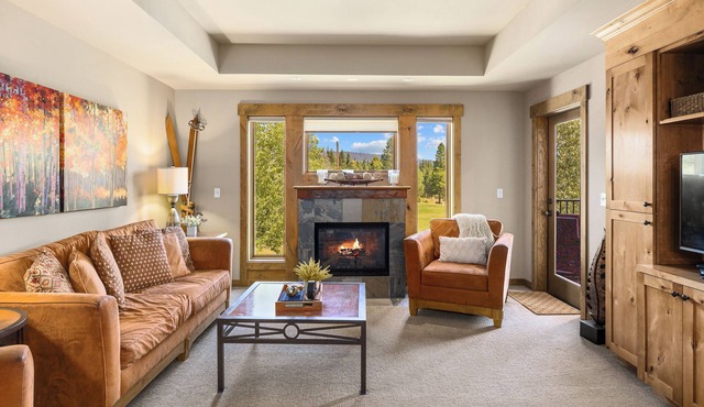 Suncadia golf view condo with seasonal pool and hot tub!