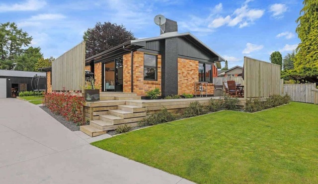 Sundrenched 70's - Spa Pool + Sleep-out, Sleeps 11 in Rotorua