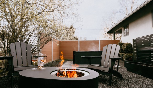 Swanky Speakeasy Stay-Hot Tub + Firepit-Minutes to Downtown