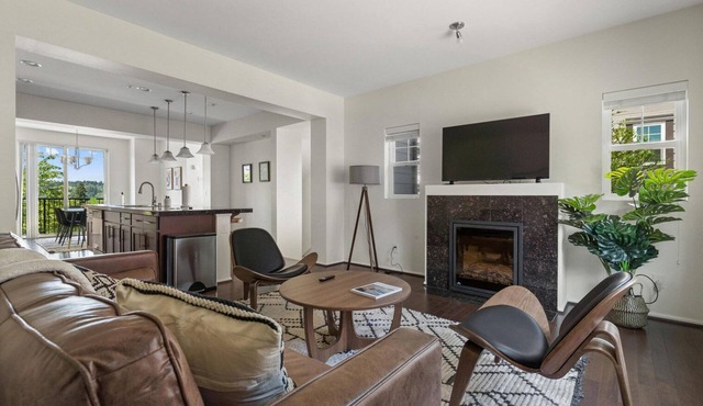 Sweet Redmond 1BR w/Parking, nr Parks & Schools, by Blueground in Seattle