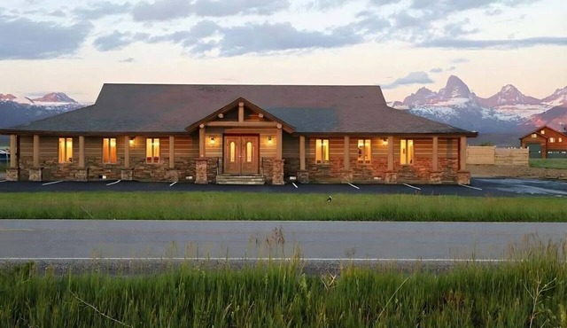 Teton Crest Lodge Sleeps 24, Reunions, Hot tub