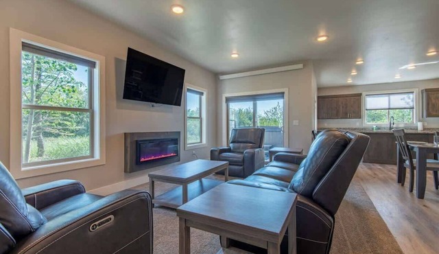 Teton Homestead: In Town, Hot Tub & Family Space