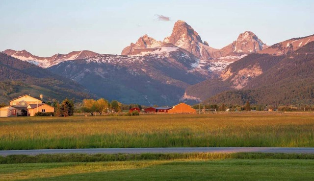 Teton Homestead: Western Cabin w/Hot Tub & Views