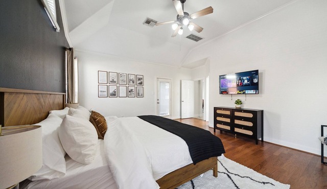 Texas Themed Modern Spacious Getaway w/Hot Tub & Games - PETS - Mid Term Stays in Spring