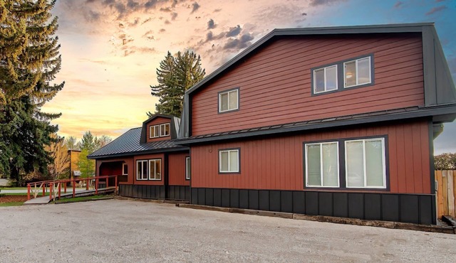 The Barn | Sleeps 18 | 8BR | Walk to Downtown