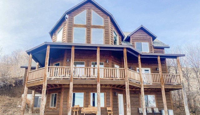 THE CAMBRY CABIN ~ Spacious Cabin with Stunning Unobstructed Bear Lake Views