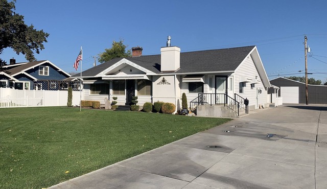 The Cozy Home is in walking distance of Java, Starbucks and Albertsons