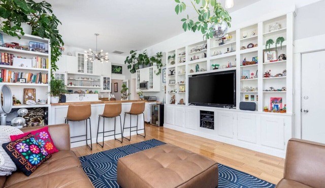 The Dapper Digs - Historic Aves