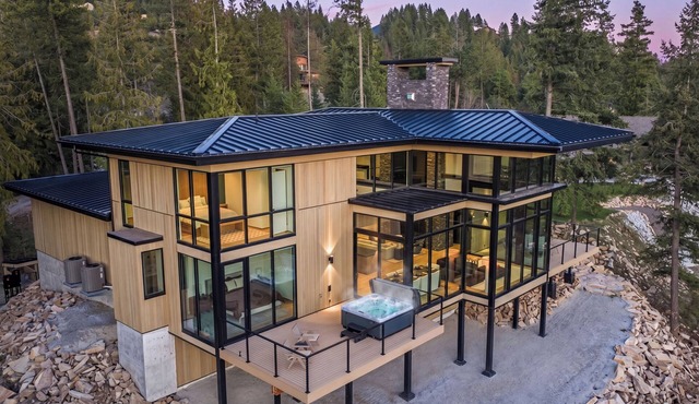 The Edge - Modern Retreat with Panoramic Views in Sandpoint