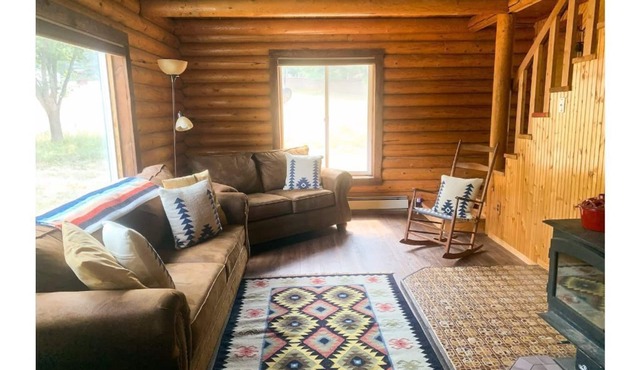 The Hideaway: Charming Log Cabin Near Hot Springs
