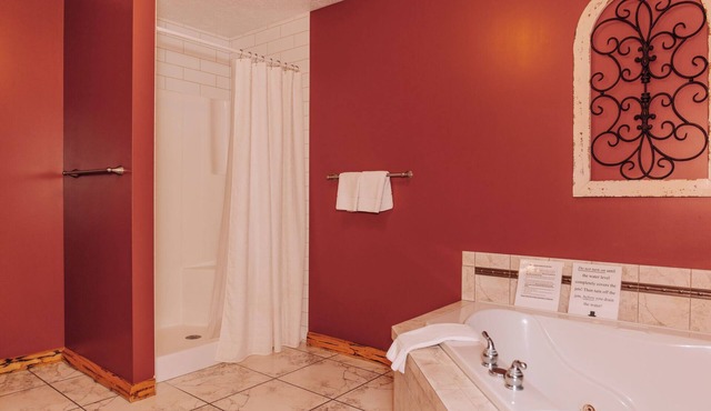 The Hideaway Suite: Cozy, Lodge Suite in Amish Country, Ohio in Dundee