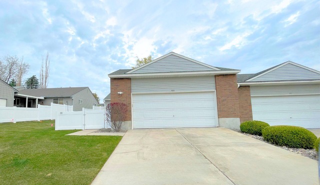 The Hideout-Single Level 2BR/2BA Townhouse near Highland!
