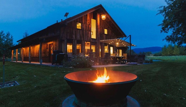 The Perfect Creekside Getaway with Hot Tub