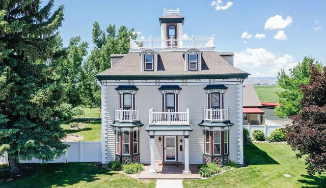 The Pond House, a historic country home great for large family gatherings!