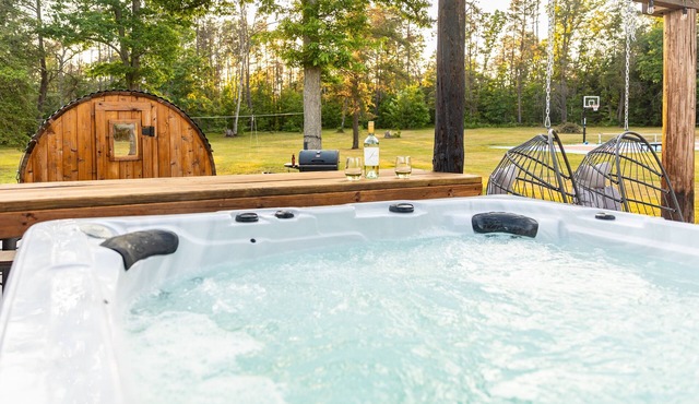 The Windmoor Lodge | Sauna | Pickleball | Hot Tub in Grayling
