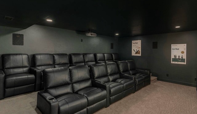 Theater, Shuffleboard, Arcade! New Home Downtown Lava Sleeps 20+