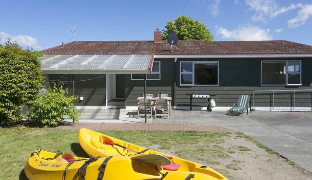 This Bach Has it All - Rainbow Point Holiday Home in Rainbow Point