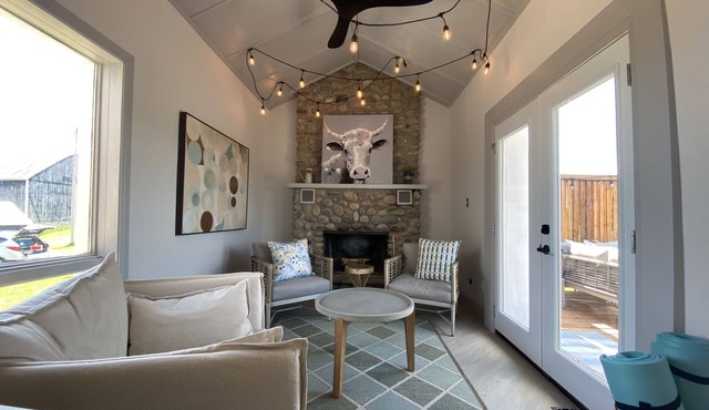 Thunderbird Farm - Luxury 5-Bedroom Farmhouse w/Pool & Hands-On Farm Experience in Kawartha Lakes