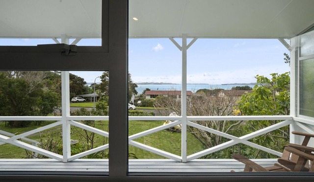 TIDE AND TRUE - ALGIES BAY HOLIDAY HOME, with a garden in Algies Bay in Warkworth