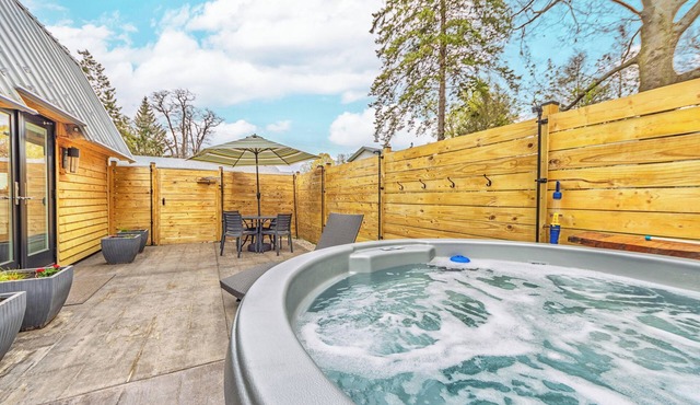 Tiny Barn-Tiny home retreat with hot tub & lake sounds in Douglas