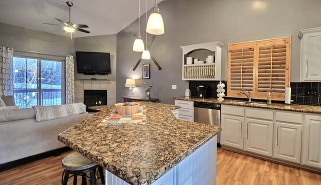 Top Floor Corner Unit; 3 Bed, 2 Bath-2 King Beds, Newly Furnished Sleeps 10