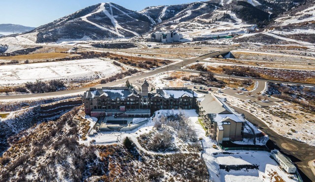 Top Floor Deer Valley Gondola Lakefront Condo- Great views