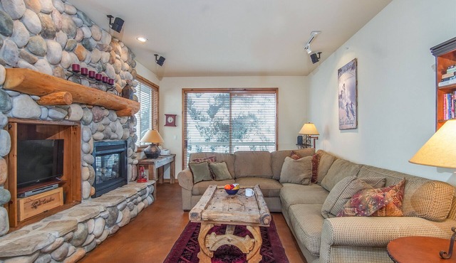 Top-floor Fields condo, mile to Baldy & Ketchum + Hot Tub