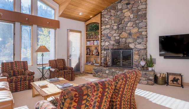 Townhome with Grill, Fireplace and Jacuzzi Tubs!