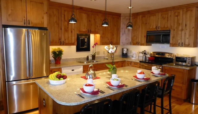 Townhouse 1 Mile From Grand Teton Park, On Ski Slopes, Mountain Views, sleeps 10